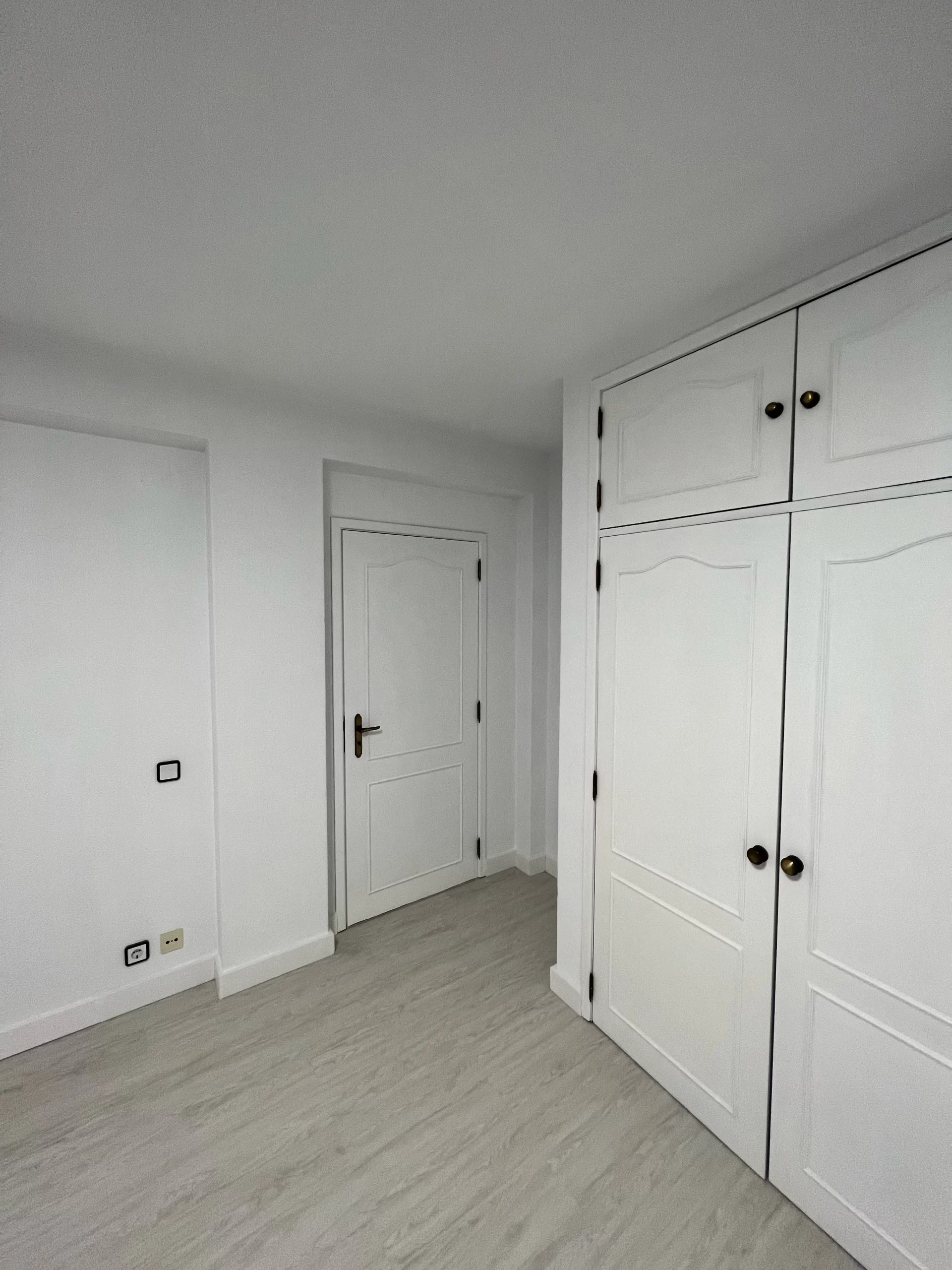 Remodelação armário, pintura, instalação piso - Leiria — 2